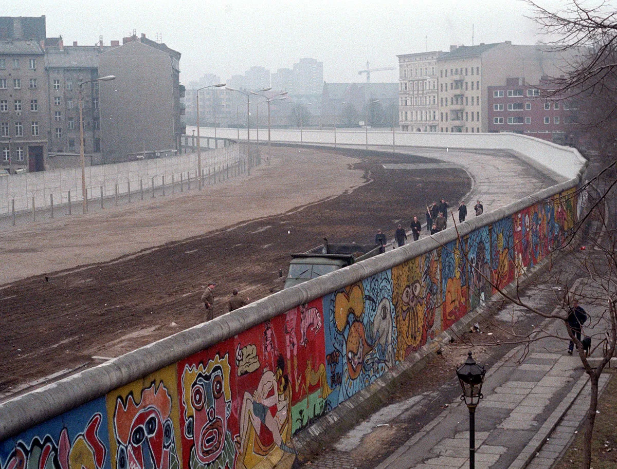 Mur couvert de peintures murales et de graffitis dans une rue européenne